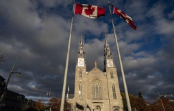 加拿大國旗與國會山附近教堂景象