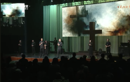 劉彤牧師（圖左）於受難節崇拜中分享十字架信息