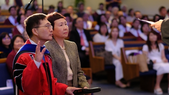 王炳欽牧師於就職誓約中立志承擔使命