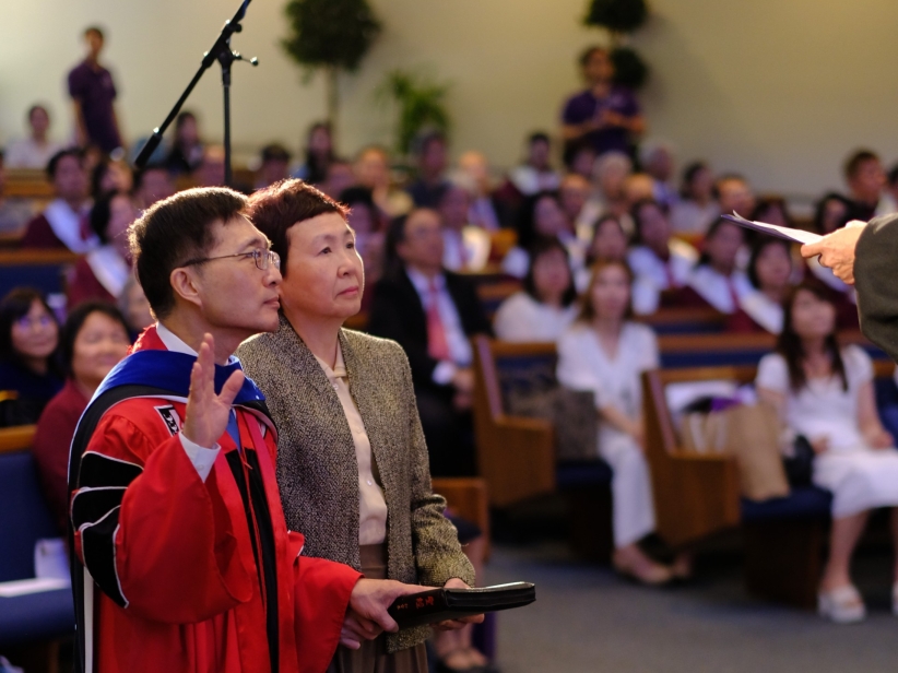 王炳欽牧師於就職誓約中立志承擔使命