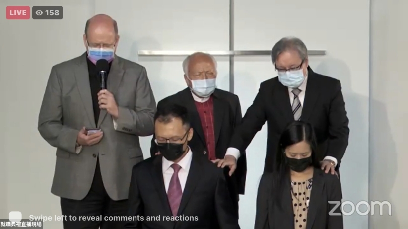 2021年就職現場,董家驊牧師與妻子一同接受按手祝福。