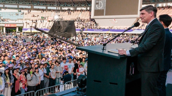 葛威爾於南韓議政府體育場向數以萬計民眾傳講福音