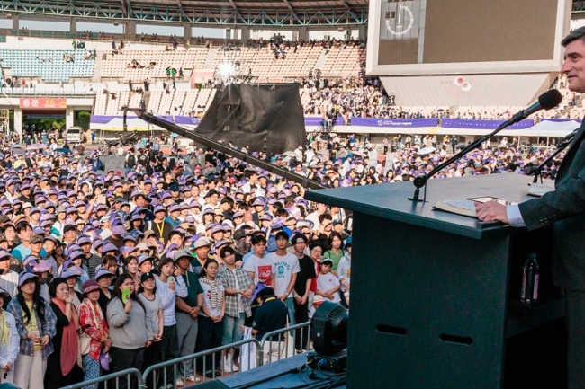 葛威爾首度主領韓國大型體育場佈道 逾兩萬人赴會近七百人決志