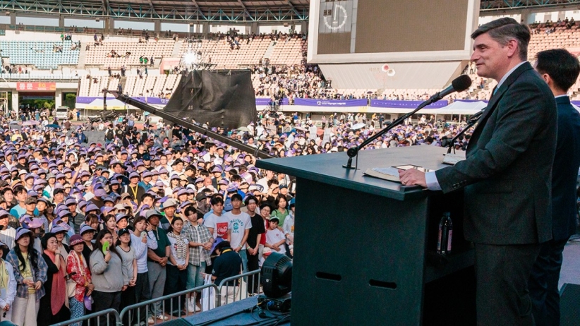 葛威爾於南韓議政府體育場向數以萬計民眾傳講福音