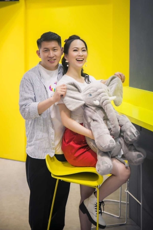 史黛西與丈夫，神使用一隻ikea大象玩偶成為二人婚姻的重要印證