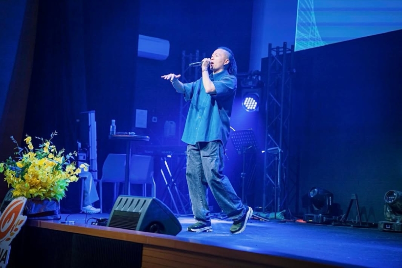 潘慶章牧師舞台表演照
