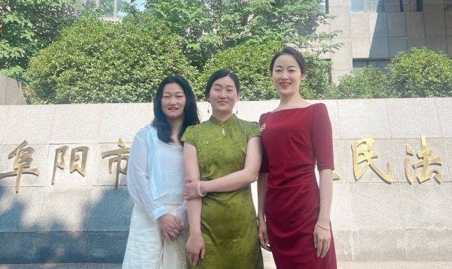 「麥種教案」庭審法院前：盛裝的媽媽與石墩上的孩子們
