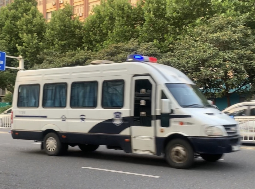 載著被三位被告駛離法院的公務車