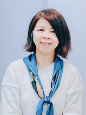 莊舒華現任中華福音神學院青少年研訓中心主任、青春飛翔青少年全人成長協進會秘書長,服侍青少年逾30年