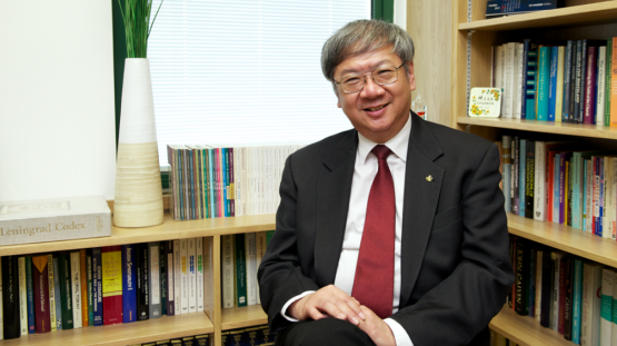 李思敬牧師一生致力於舊約聖經研究、牧會及神學教育,曾於香港及加拿大多地服侍,並長期任教於中國神學研究院(中神)。