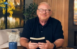 華理克牧師(Rick Warren)以視頻的形式在閉幕典禮上分享信息。