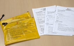 為方便病人攜帶「命令」,醫管局會為其病人提供顯眼設計的文件袋