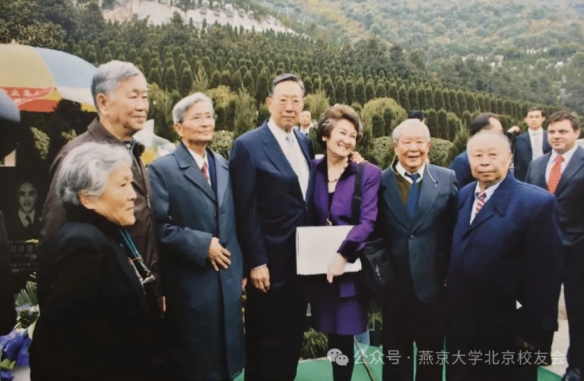 傅履仁攜妻出席位於杭州半山安賢園的骨灰安葬儀式