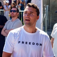 穿著印有「FREEDOM」白色T恤的查理·柯克