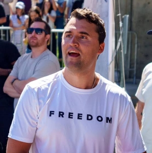 穿著印有「FREEDOM」白色T恤的查理·柯克