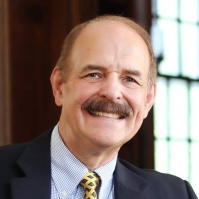 Dr. Dennis P. Hollinger(丹尼斯·霍林格)