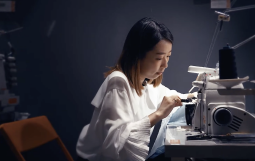工作中的金蓓雯