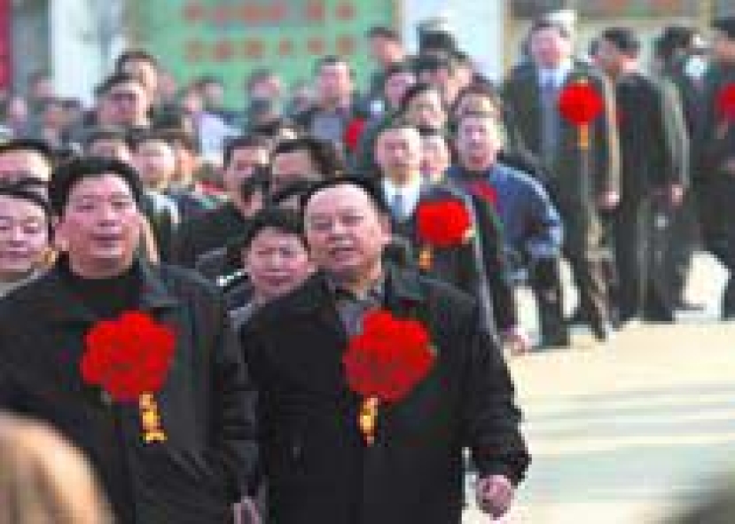 76名處級官員進駐愛滋病村