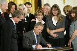 布希簽署胎兒權利法令,保護胎兒權利