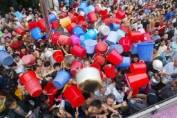 洪水再襲中國四川湖北，社會各界嚴陣以待