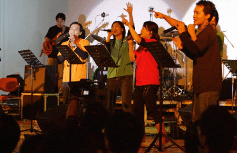 「燃獻生命祭」音樂敬拜晚會點燃青年向神的心