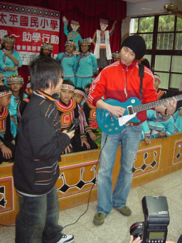 陶喆訪花蓮偏遠部落關懷貧童 分享「奇異恩典」