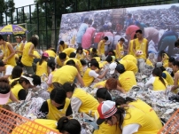 2,000營友參與「饑饉三十」 挨餓赤腳齊「用愛給孩子希望」