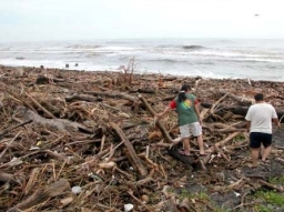 台灣救助協會與眾教會 上山下水參與救災