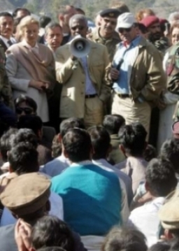 安南視察巴基斯坦地震災區，鼓勵災民建立美好未來