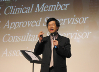 屈偉豪博士教導年輕人戀愛裏的福音態度