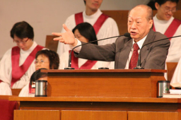 唐崇明牧師安慰信徒不忘神的眷顧