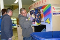 美航空母艦海軍在救世軍做義工