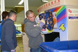 美航空母艦海軍在救世軍做義工