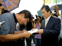 被俘虜韓國基督徒人質家屬到清真寺請求釋放