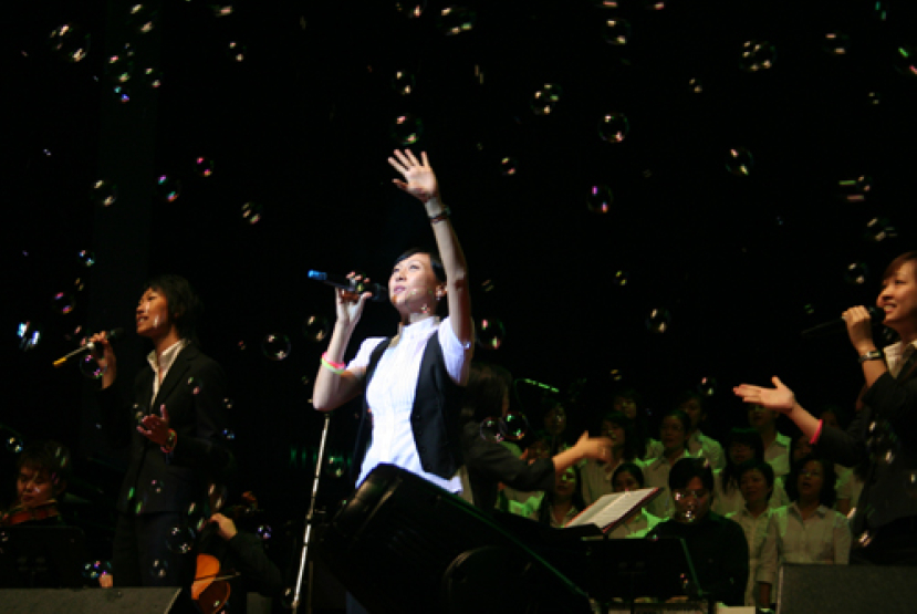 蔡元雲「孖孫」上台 「神大愛」歌曲見證感動滿場