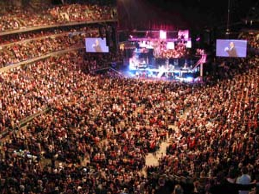 傳統信徒憂慮崇拜過多使用高科技