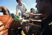 救世軍援助孟加拉颶風受災居民