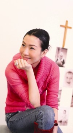 鄭秀文昨日受洗加入教會