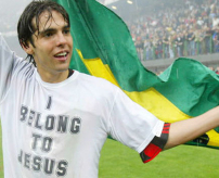 虔誠卡卡將獎盃帶到教堂 將榮耀歸於神