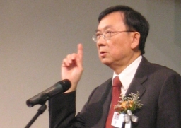 張慕皚牧師勉勵福音機構：根基在神 向標竿直跑