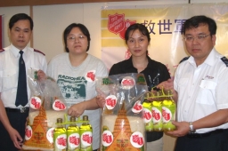 救世軍向貧困媽媽贈送禮品包致意