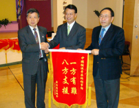 文更代表到達廣西現場參與派發大米