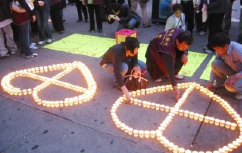 紐約華人教會亮起二千束燭光為遇難者祈福