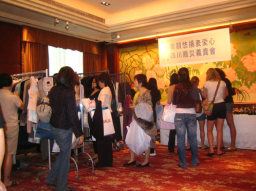 救世軍慈善衣飾義賣 籌220萬賑四川災民