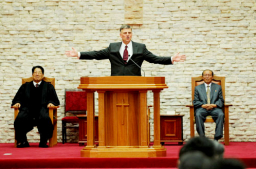 葛福臨牧師向北韓民眾宣講重生的福音