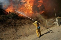 「葛培理緊急應變團隊」安慰南加山火災民