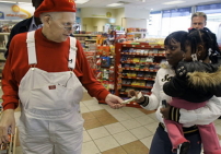 「神秘聖誕老人」今年再現派送百元現鈔
