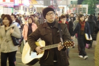 CBN二月推介歌手陳立業為拍MV挑戰膽量流落街頭