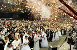 三百對基督徒夫妻見證神聖的婚姻