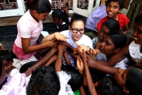 劉若英訪斯里蘭卡貧童感受良多